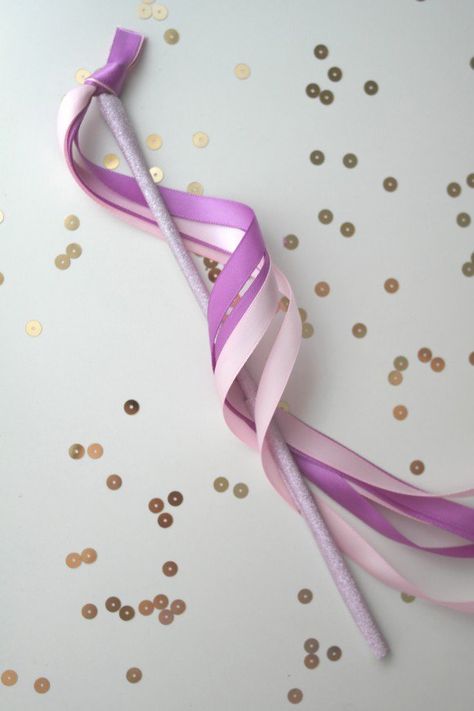 Princess party wand Diy Ribbon Wands, Music Party Favors, Fairy Princess Party, Princess Wands, Ribbon Wands, Baby Shower Photo Booth, Diy Wand, Princess Tea Party, Princess Diy