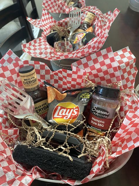 Cheap Baby Shower Prizes, Bbq Gift Basket, Gift Ideas For Guests, Christmas Basket Ideas, Baskets Gift Ideas, Barbecue Baby Shower, Bbq Theme, Baby Q Shower, Welcome Baskets