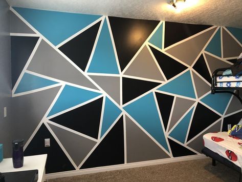 Pin on trabalho em paredes Painting On Plywood Diy Wall Art, Geometric Wall Paint Patterns, Ideas Para Pintar Paredes, Geometric Wall Painting, Geometric Accent Wall, Wallpaper Bedroom Aesthetic, Wall Painting Designs, Room Paint Designs, Geometric Wall Paint