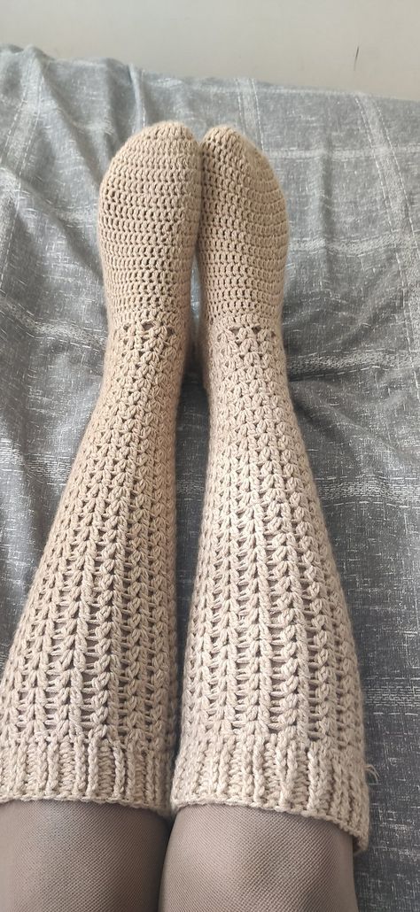 Crochet Knee High Socks Free Pattern, Crochet Thigh High Socks Free Pattern, Crochet Thigh High Socks, Crochet Sock Pattern Free, Easy Crochet Socks, Crochet Blanket Stitch Pattern, Crochet Stocking, Crochet Socks Pattern, Beginner Crochet Tutorial