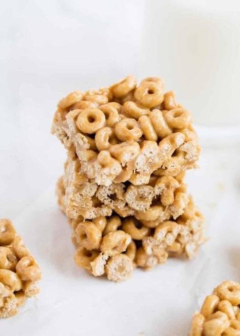 4-Ingredient Peanut Butter Cheerio Bars - I Heart Naptime Cheerio Marshmallow Bars, Cheerio Treats, Cereal Bars Homemade, Peanut Butter Cheerio Bars, Honey Cereal, Cereal Bars Recipes, Bake Oatmeal, Cheerios Cereal, Homemade Cereal