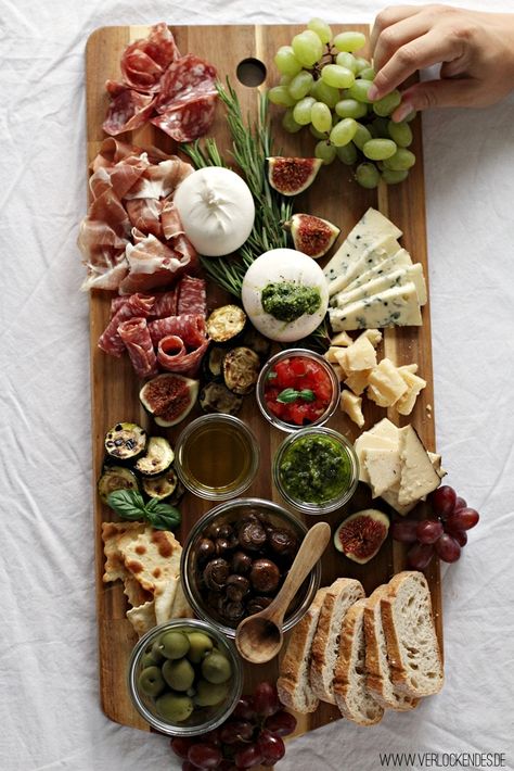 Antipasti Platte anrichten Antipasti Platter, Party Food Platters, Charcuterie And Cheese Board, Charcuterie Recipes, Party Finger Foods, Cheese Boards, Party Buffet, Läcker Mat, Deilig Mat