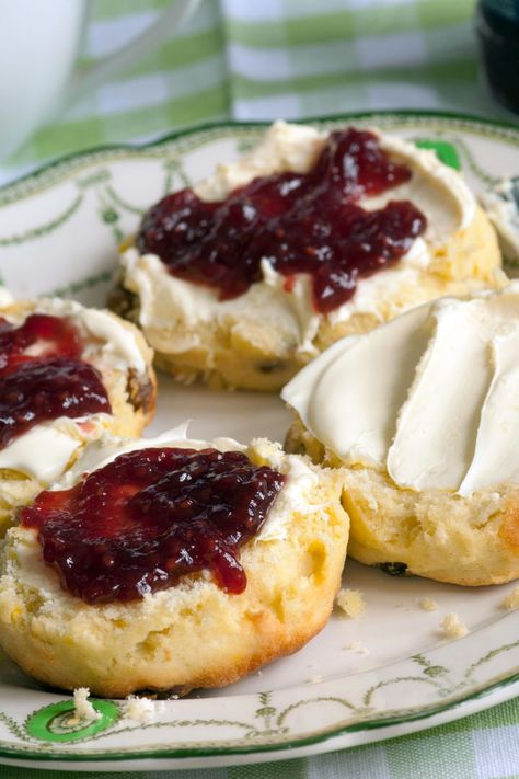 Old English Recipes, British Themed Party Food, English Scones Recipe British, English Appetizers, English Food Recipes, Bridgerton Food, British Scones Recipe, Edwardian Picnic, English Scones Recipe