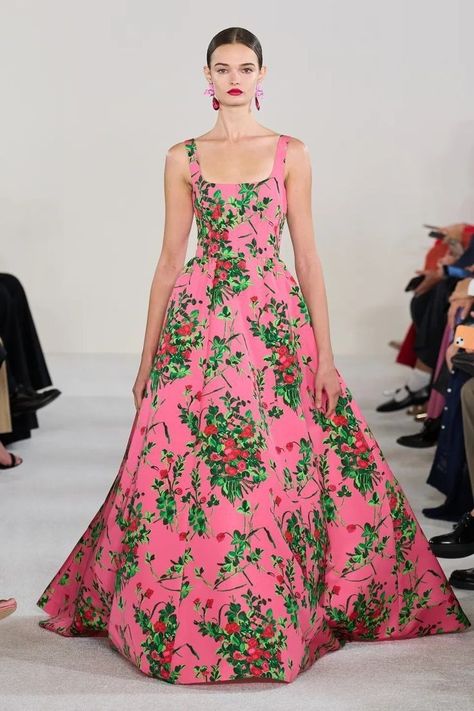 Spring 2023 Ready To Wear, Design Moda, 2023 Ready To Wear, Fashion Week Runway, Spring 2023, Gorgeous Gowns, Carolina Herrera, Primavera Estate, London Fashion Week