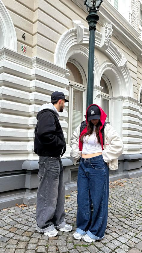 Duo Post Couple Y2k Pics, Couple Fit Pics Ideas, Couples Poses Street Style, Duo Fit Pics, Duo Poses Aesthetic, Streetwear Couple Street Style, Duo Pics Ideas, Couple Fits Streetwear, Cool Pose Ideas