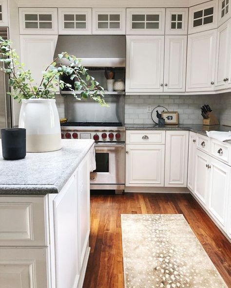 The biggest kitchen backsplash trends for 2023 and beyond #kitchentrends #kitchenstyle #kitcheninspo Kitchen Trends To Avoid, Kitchen Remodel Trends, Kitchen Cabinet Style, Backsplash Trends, Kitchen Backsplash Trends, Cabinet Trends, Kitchen Cabinet Trends, Classic Kitchen Design, Timeless Kitchen