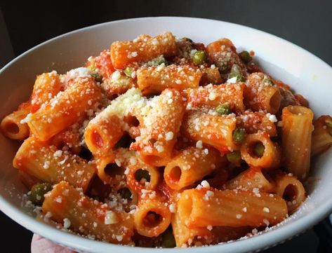 Pasta And Peas, Red Pasta, Pasta With Peas, Red Sauce Pasta, Pasta Making, Sicilian Recipes, Pea Recipes, Red Sauce, Family Recipe