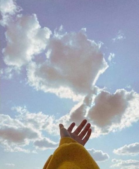 Sky Hand Pic, Sky Hand, Delicate Gold Bracelet, Baby Cartoon Drawing, Artsy Photography, Adidas Wallpapers, Asthetic Picture, Pink Wallpaper Girly, Hand Photography