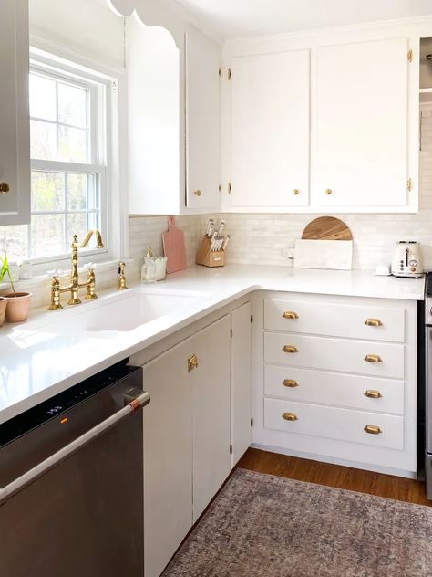 1950s Massachusetts Cape House With Adorable Original Details | Apartment Therapy Modern Farmhouse Kitchen Island, Grand Millenial, Dark Wood Kitchen Cabinets, Nacho Dip, Farmhouse Kitchen Backsplash, Farmhouse Kitchen Island, Kitchen Island Decor, Kitchen Backsplash Designs, Farmhouse Kitchen Cabinets