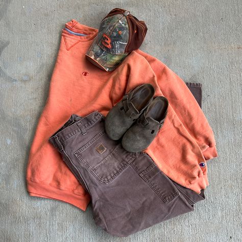 Brown Carhartt Pants Outfit, Brown Carpenter Pants Outfit, Birks Clogs, Carhartt Pants Outfit, Carpenter Pants Outfit, Brown Carpenter Pants, Birkenstock Boston Clogs, Brown Dickies, Winter Camo