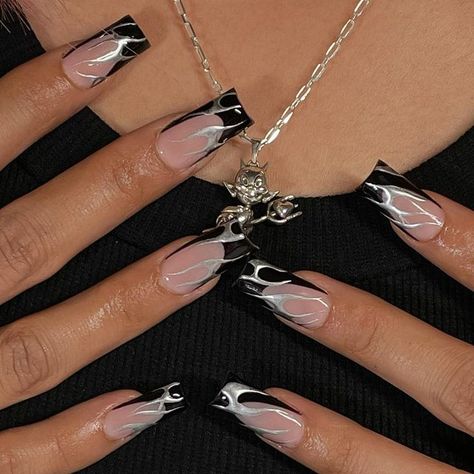 Medium Square Acrylic Nails Chrome, Chrome Nails Designs Y2k, Short Medium Acrylic Nails Square, Medium Acrylic Nails Y2k, Black Nail Sets Y2k, Medium Tapered Square Nail Ideas, Medium Short Nails Y2k, Y2k Inspired Nails Short, Trendy Y2k Nails