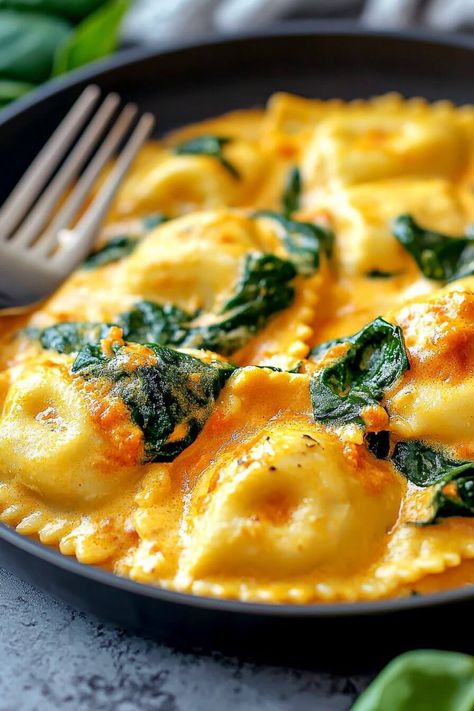 Easy Ravioli Sauce: Creamy, Cheesy, and Packed with Flavor Ravioli Recipe Vegetarian, Sweet Potato Ravioli Sauces, Spinach Ravioli Sauce, Butter Sauce For Ravioli, Italian Night Dinner, Easy Ravioli Sauce, Ravioli Dishes, Sauces For Pasta, Fancy Pasta