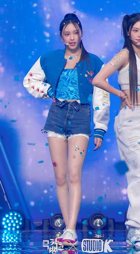 Hyein New Jeans, Blonde And Brunette Best Friends, Airport Fashion Kpop, New Jeans Style, Dark Brown Hair, Performance Outfit, Kpop Outfits, Stage Outfits, Up Girl