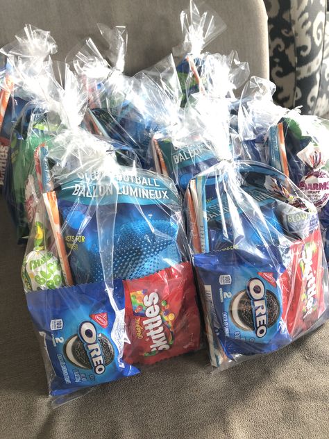 Hoco Goodie Bag Ideas, Sports Goodie Bag Ideas, Goody Bags For Teens, Sports Goodie Bags, Snack Bags For Sports, Cheer Snacks Ideas Goodie Bags, Goodie Bag Ideas For Teens, Cheer Snacks, Goody Bag Ideas