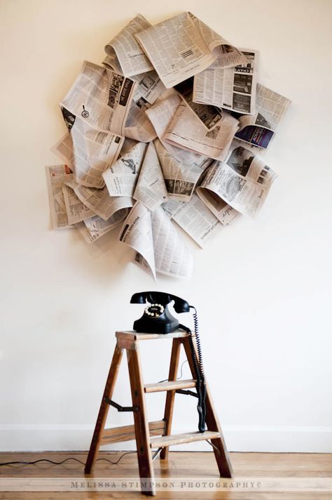 Newspaper Set Design, Newspaper Decorations Wall, Creative Backdrop Ideas Photography, Newspaper Photoshoot Backdrop, Newspaper Installation, Photography Studio Ideas Decor, Newspaper Decorations, Photoshoot Set Design, Vintage Photo Studio