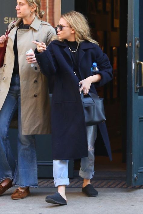 Granny Shoes, Ashley Olsen Style, Olsen Fashion, Olsen Twins Style, Mary Kate And Ashley, Olsen Sister, Clogs Outfit, Jeans Coat, Mary Kate Ashley