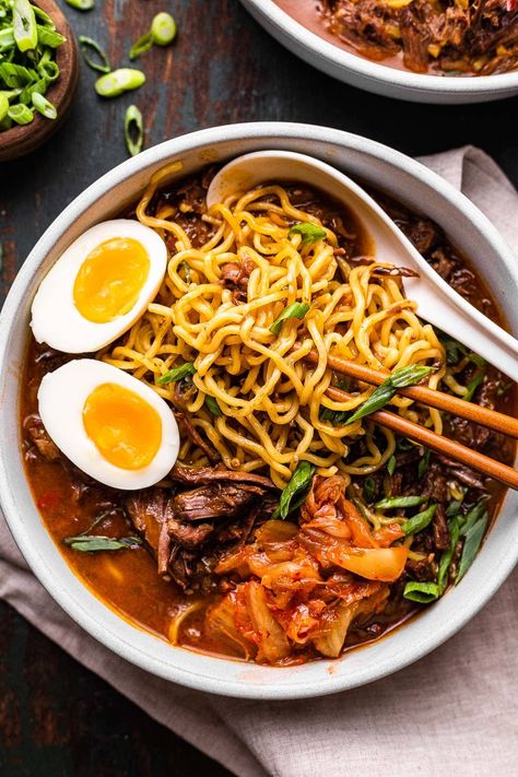 Noodles And Eggs, Beef Ramen Recipe, Ramen Noodle Recipes Soup, Fresh Ramen Noodles, Kimchi Noodles, Beef Ramen, Dinner Board, So Much Food, Ramen Broth