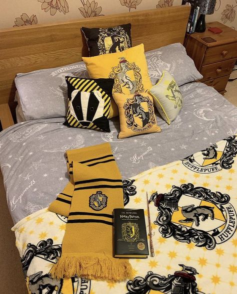 Hufflepuff Aesthetic Bedroom, Hufflepuff Room Ideas, Slytherin Dorm Room Ideas, Harry Potter Rooms Bedrooms, Hufflepuff Aesthetic Room, Harry Potter Dorm Room Ideas, Room Ideas Shifting, Room Ideas Harry Potter, Hufflepuff Room Decor