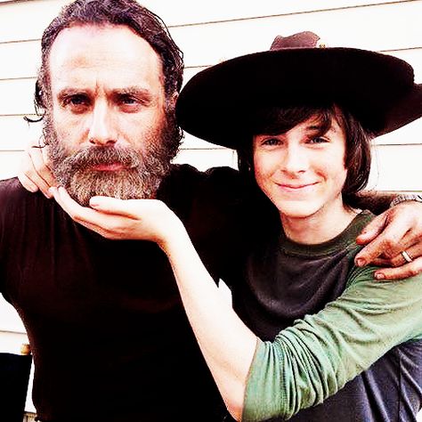 Father and son, Andrew Lincoln & Chandler Riggs...I love this picture. Rick And Carl, Carl The Walking Dead, Twd Funny, The Walking Dead Cast, Twd Cast, Walking Dead Cast, Chandler Riggs, Carl Grimes, Fear The Walking