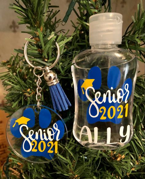 Senior Keychain Ideas, Acrylic Keychain Ideas, Resin Tips, Keychain Ideas, Acrylic Blanks, New Business Ideas, Senior Gifts, Keychain Design, Graduation Decorations