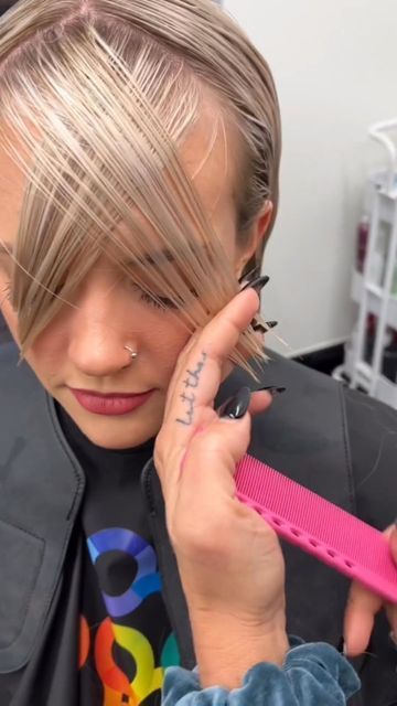 behindthechair.com on Instagram: "* Criss ✂️ Cross ... Blonde #CurtainBangs BOSS 👊🏻💥... by @rachelwstylist 🔥 I used Everything @moroccanoilpro to achieve her Bright Blonde !! I used @moroccanoilpro Blonde Voyage lightener 15 vol in foils to blend, then toned using @moroccanoilpro Calypso Demi Gel 10.2 & 9N to tone !!! I used my 6"Paragon Series Il by @arcscissors to shape up all her layers and her soft bangs ... All the Love, Rachel ♥️ #mocolor #moroccanoilcolor #BTCMOROCCANOIL #MOpro Curtain Bangs Shorthair, Blending Bangs Into Hair, Blonde Long Hair With Bangs, Blended Curtain Bangs, Mid Length Haircut With Bangs, Bob Cut With Curtain Bangs, How To Cut Curtain Bangs, Haircutting Tutorials, Blonde Hair Curtain Bangs