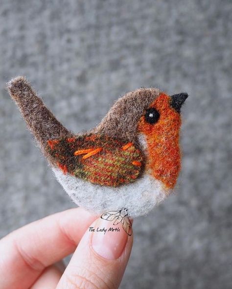 Żenia on Instagram: "The last little flock of Tweed Robin brooches has arrived at The Handmade Shop & Gallery @handmadeshopsuffolk recently. Time to slow down now & prepare for festivities. I’m currently closed for new orders - I’ll be fulfilling the current ones until February. With RSI in my felting arm I need to pace myself… Many thanks for all your lovely comments and requests ❤️" Hummingbird Ornament, Wool Felt Projects, Scrap Fabric Crafts, Felt Pictures, Felt Crafts Diy, Felt Embroidery, Needle Felting Projects, Bird Embroidery, Wool Projects