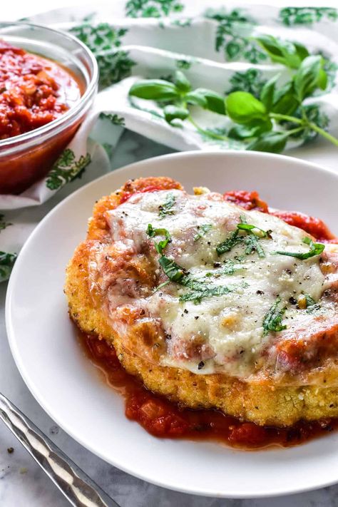 Cauliflower Parmesan is a delicious vegetarian twist on a classic! This hearty dish has all the flavors of Chicken Parmesan -  including the crispy breading - without the meat! Cauliflower Parmesan, Parmesan Cauliflower, Cauliflower Bread, Vegetarian Chicken, Marinara Sauce Homemade, Parmesan Recipes, Cauliflower Steaks, Baked Cauliflower, Homemade Marinara