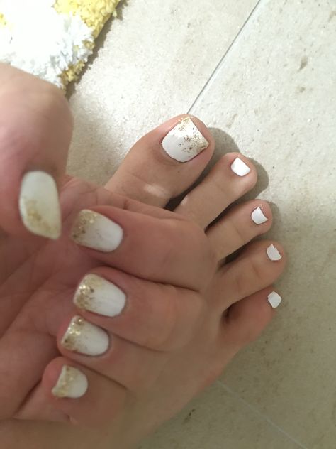 Gold and white ombré gel nails and pedicure White Gold Pedicure, Bridal Shower Pedicure For Bride, White And Gold Pedicure, Gold Glitter Pedicure, White Toes With Glitter, White And Gold Toe Nails, Glitter Pedicure, Gold Toe Nails, Glitter Toe Nails