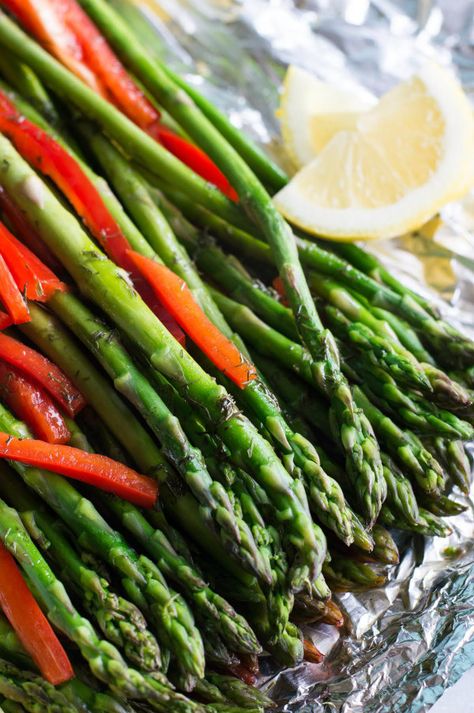 Red Pepper Confetti Asparagus - recipe from RecipeGirl.com Asparagus Red Pepper Recipes, Flavorful Chicken Breast Recipes, Recipes Using Crescent Rolls, Easy Asparagus, Easy Asparagus Recipes, Recipes For Entertaining, Red Pepper Recipes, Bbq Side, Steamed Asparagus