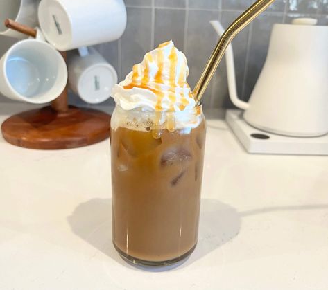 caramel white mocha White Chocolate Caramel Coffee, White Chocolate Espresso, Carmel Coffee, Iced White Chocolate Mocha, White Chocolate Sauce, Sweet Whipped Cream, Best Iced Coffee, Mocha Recipe, Simple Syrup Recipes