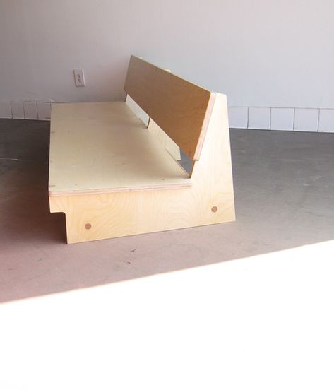 Low Couch, Utilitarian Objects, Plywood Projects, Wood Furniture Plans, Waka Waka, Cnc Furniture, Hemma Diy, Diy Couch, Diy Sofa