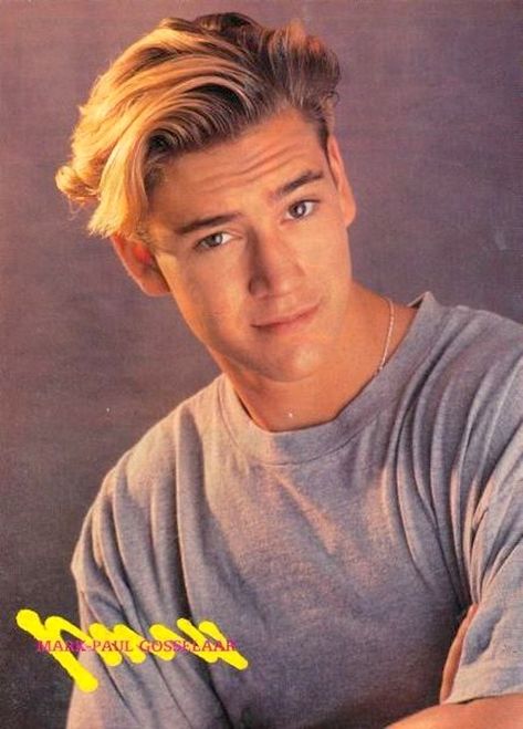 I loved Zack so much on Saved by the Bell that my entire childhood I flat out told anyone that would listen to me that we were married and my name was Missy Morris. Yes. I did. Mark Paul Gosselaar, Look 80s, Zack Morris, 90s Teen, 90s Men, Saved By The Bell, Grunge Hair, Boy Hairstyles, Estilo Retro