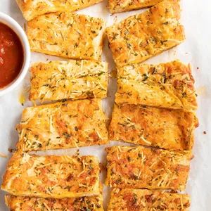 Copycat Domino's Cheesy Bread Recipe: How to Make It Derby Appetizers, Derby Party Games, Kentucky Derby Appetizers, Wonton Wrapper Recipes Appetizers, Pistachio Pudding Cake, Kentucky Derby Party Games, Italian Donuts, Cheesy Bread Recipe, Fruit Bouquet Ideas