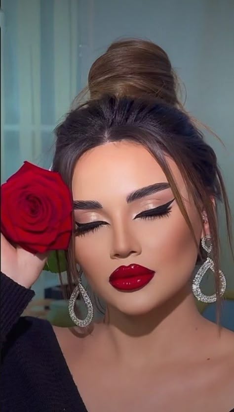 Marel@🌹 ᭡ೃ⚘̤̤̤⁀➷❀፝͜🌸፝͜ Wedding Makeup Tutorial, Red Lipstick Makeup, Bridal Eye Makeup, Red Lip Makeup, Hot Makeup, Natural Lipstick, Unique Makeup, Glamour Makeup, Dress Makeup