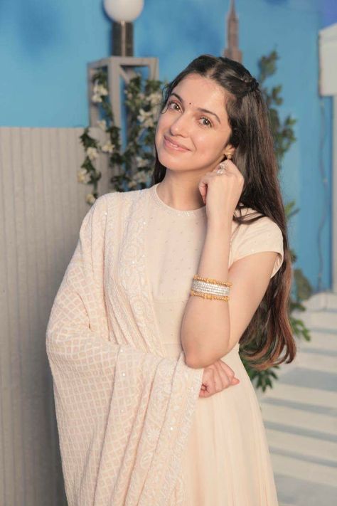 Divya Khosla Kumar, Divya Khosla, Feminine Icons, Neat Casual Outfits, Bollywood Stars, Image Types, Diva, White Dress, Casual Outfits