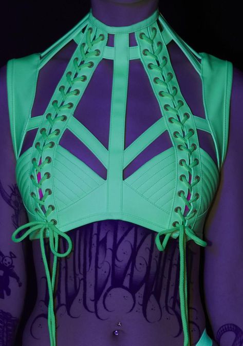 Black Light Rave Outfits, Glow In The Dark Fashion, Glow In The Dark Outfit Ideas, Purple Rave Outfit, Neon Cyberpunk, Festival Fits, Festival Rave Outfit, Black Unicorn, Harness Bra