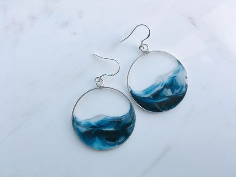 Simple Resin Jewelry, Resin Stone Jewelry, Uv Resin Jewelry, Diy Resin Earrings, Resin Pendant Diy, Art Wave, Resin Accessories, Making Resin Jewellery, Resin Art Painting