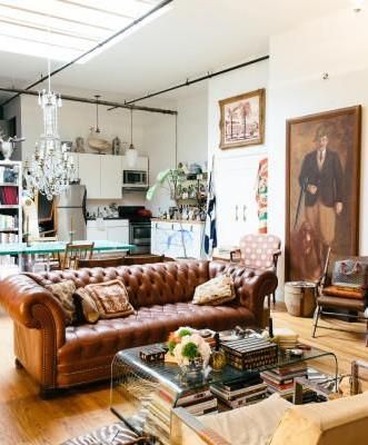 Chesterfield sofa...like home...will also use Chippendale sofa at office but recovered. Hovey Design, Chesterfield Sofa Living Room, Vintage Maximalism, Chesterfield Bank, Brown Sofa Living Room, Brown Living Room, Nyc Apartment, Chesterfield Sofa, Apartment Inspiration