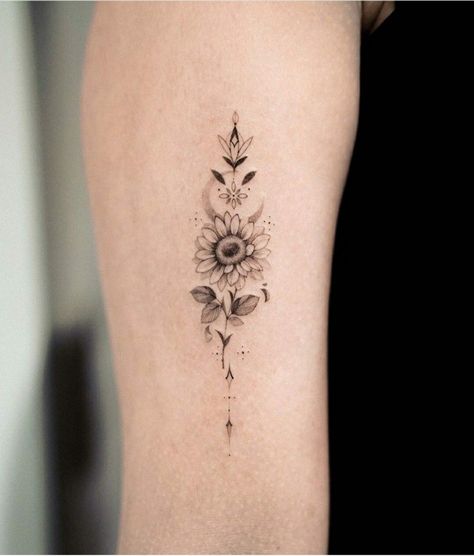 Daisy Tattoo Designs, Small Back Tattoos, Tato Minimal, Flower Wrist Tattoos, Boho Tattoos, Tattoos For Women Flowers, Goddess Tattoo, Best Tattoos For Women, Sunflower Tattoos