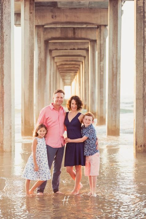 Pier Family Photos, Family Photos On The Beach, Maternity Photography Winter, Scripps Seaside Forum, Travel Pose, Family Beach Pictures, Beach Family Photos, Beach Portraits, Photography 101