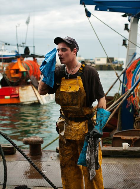 Commercial Fishing, Pvc Hose, Boy Fishing, Magnum Photos, Teaching Art, Figure Drawing, Pose Reference, Street Photography, The Sea