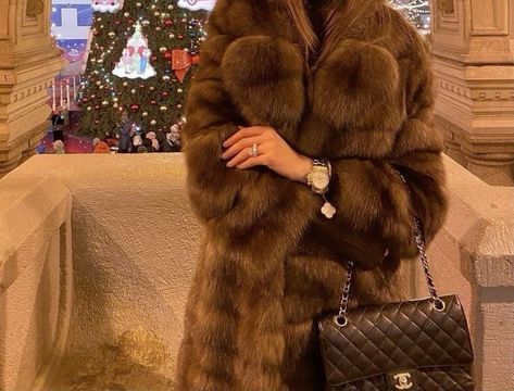 Lia Volkov High End Winter Fashion, Brown Fur Outfit, Slavic Aesthetic Outfits, Rich Girl Christmas, Gossip Girl Lifestyle, Luxury Closet Aesthetic, Luxury Fur Coat, Mode Au Ski, Golden Brunette