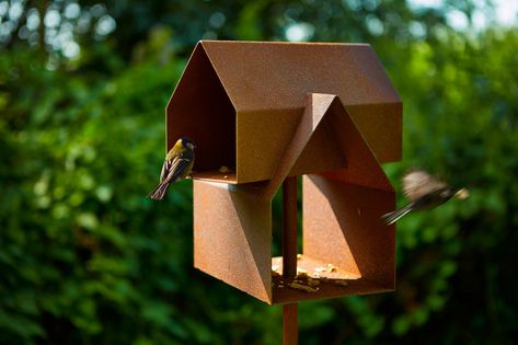 Contemporary Bird Feeders, Modern Birdhouses, Bird Feeder Craft, Modern Birds, Diy Bird Feeder, Diy Birds, Size Matters, Bird Boxes, Creative Gardening