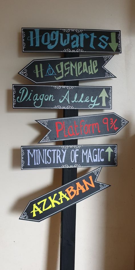 Harry Potter Sign Post, Hogwarts Sign Post, Harry Potter Dollar Tree, Diy Halloween Decorations Harry Potter, Harry Potter Cubicle, Harry Potter Ceiling Decor, Harry Potter Camp Ideas, Diy Harry Potter Decorations Bedrooms, Harry Potter Room Decor Diy Easy