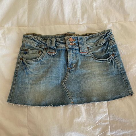 Size Womens 5 Brand New, Authentic Vintage Mini Denim Skirt So Trendy Right Now! Gives Me 90s Downtown Girl Core No Brand Tags But This Is Amazing Real Denim!!! Jean Skirts Aesthetic, Retro Mini Skirt, Dream Clothes Skirts, Cute Pieces Of Clothing, Dark Wash Denim Skirt, Brandy Melville Basics, Vintage Thrift Finds, Styling Jean Skirt, Jean Skirt Aesthetic