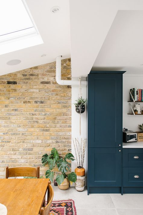 Hanging Plant In Side Return Kitchen Extension - Image By Adam Crohill Side Return Kitchen Extensions, Terrace Home, Kitchen Diner Extension, Side Return, Open Plan Kitchen Living Room, Kitchen And Dining Room, Victorian Terrace, Kitchen Extension, Hanging Plant