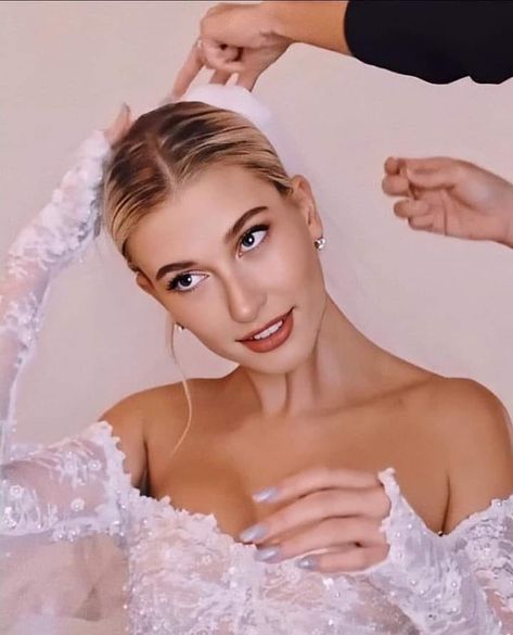 . on Instagram: “She looks like 👑𝐐𝐮𝐞𝐞𝐧👑 in her wedding day 🥺☁ @haileybieber ✨🦋 . . . . . . . . . . #haileybieber #hailey #justinbieber #beautiful…” Bieber Wedding, Hailey Bieber Wedding, 007 Casino Royale, Bridal Makeup Looks, Bridal Hair And Makeup, Baby Art, Wedding Hair And Makeup, Wedding Beauty, Hailey Bieber