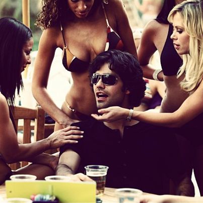 To have the life of Vincent Chase Vincent Chase Entourage, Swat Costume, Vincent Chase, Hank Moody, Baby Bash, Anthony Edwards, Future Lifestyle, Popsugar, Best Tv