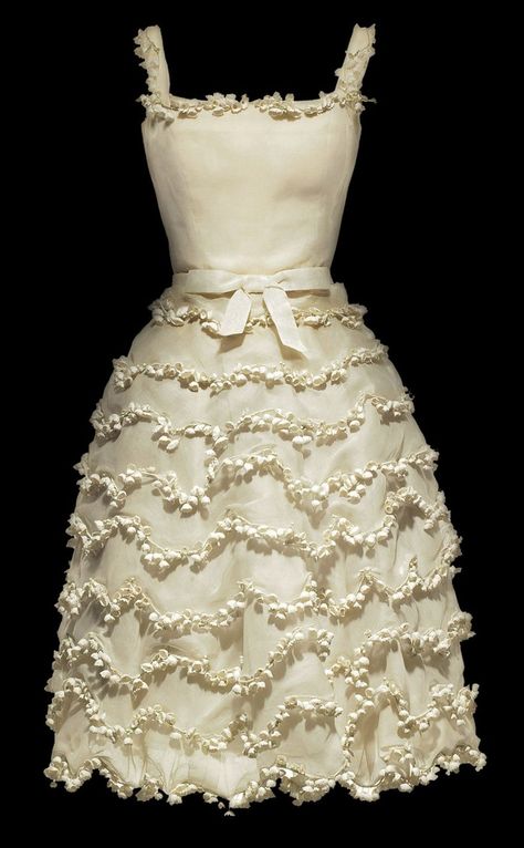 DIOR Muguet Dress, 1957 | Fashion: Past ... Couture Dior, Glamour Vintage, Dior Vintage, Fashion 1950s, Vintage Gowns, Retro Mode, Vintage Couture, Vestidos Vintage, Vintage Glamour