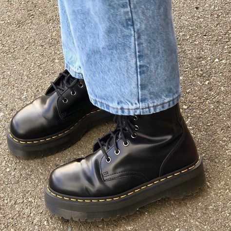 Sup Girl, Dr Shoes, Shoe Inspo, Aesthetic Shoes, Swag Shoes, Mode Inspo, Mode Streetwear, Dream Shoes, Doc Martens